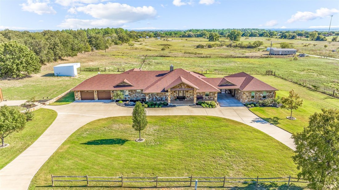 4 Bedrooms Single Family Detached In Granbury, Texas, United States For