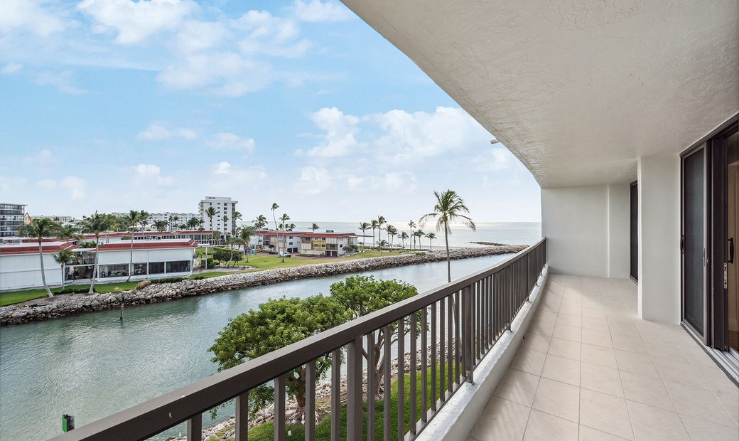 Moorings Admiralty Point In Naples, Florida, United States For Sale