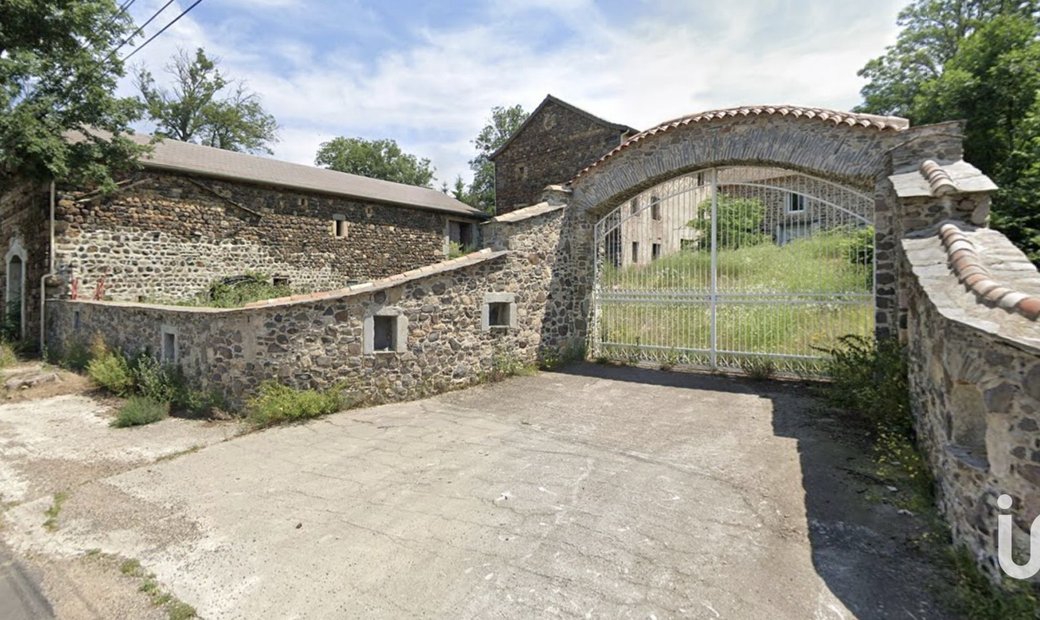 Vente Immeuble 15 Pièces In Yssingeaux, Auvergne Rhône Alpes, France