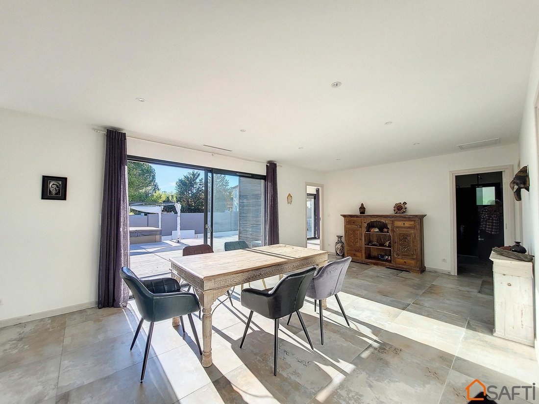 Très Belle Villa Recente In Bouc Bel Air, Provence Alpes Côte D'azur