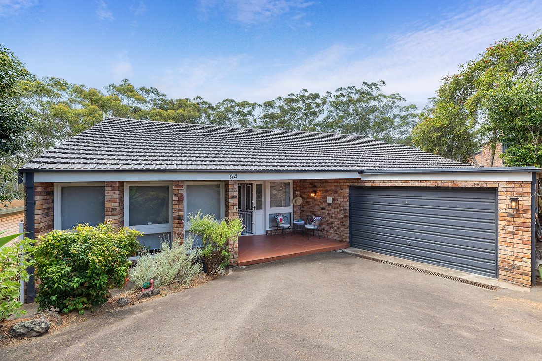 Sunny Family Oasis With Leafy Park Views In Lugarno, New South Wales ...