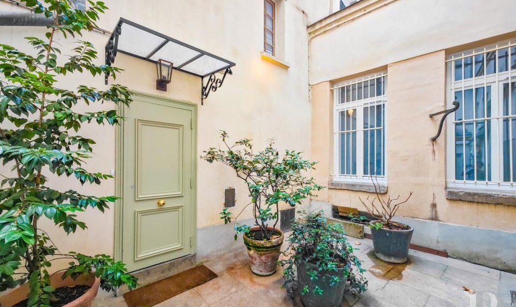 A 62 M² Detached House With A Total Floor Area In Paris, île De France