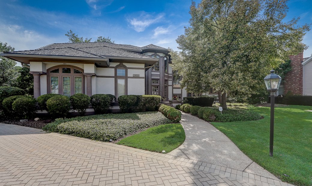 Gentrified Sanctuary In Ivanhoe Estates In Mundelein, Illinois, United