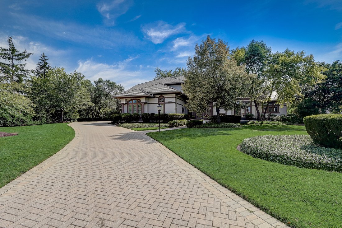 Gentrified Sanctuary In Ivanhoe Estates In Mundelein, Illinois, United