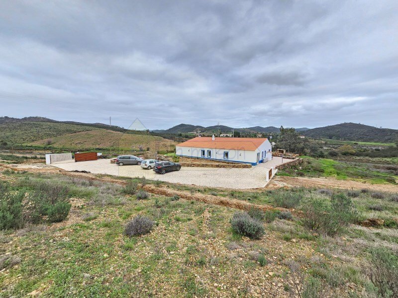 Magnificent Single Storey Farmhouse In São Marcos Da Serra, Algarve