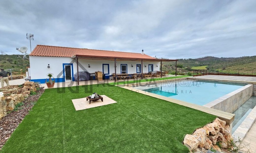 Magnificent Single Storey Farmhouse In São Marcos Da Serra, Algarve