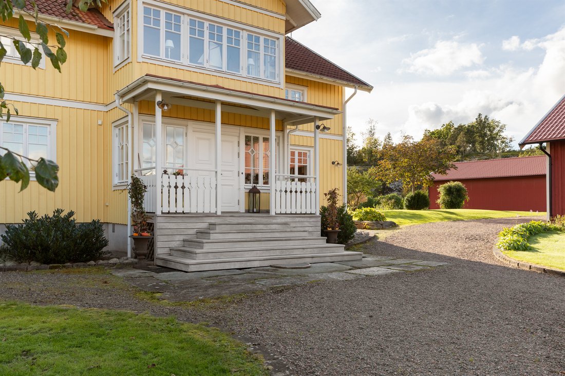 Forest Estate With Private Lakeshore And In Kungsbacka, Halland County