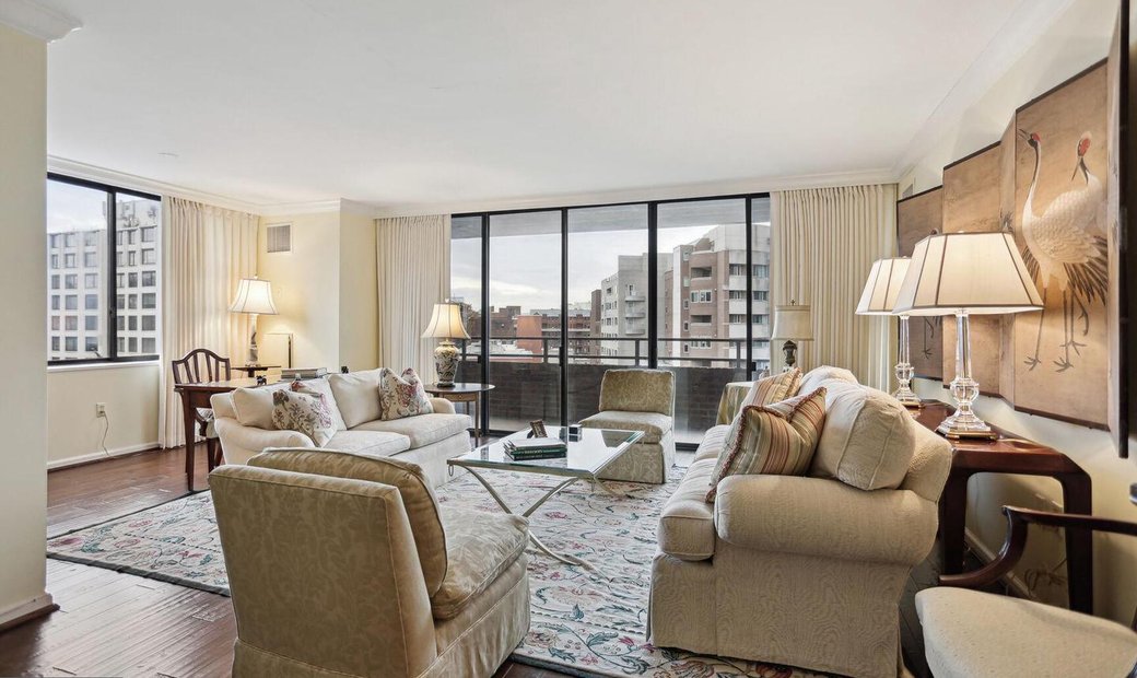 Updated Unit With Scenic Vistas In Washington, Dc, United States For