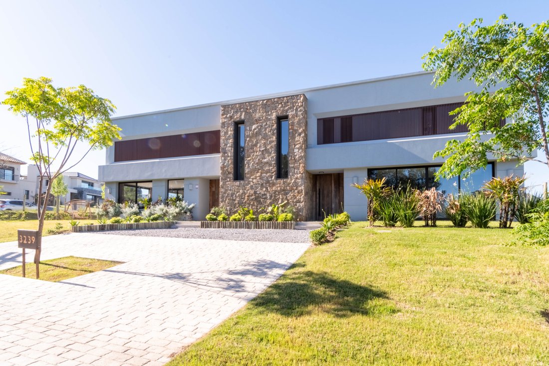 Modern 5 Bedroom House For In Montevideo, Departamento De Montevideo