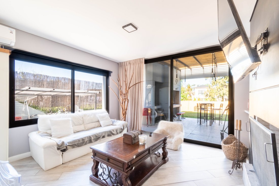 Modern 5 Bedroom House For In Montevideo, Departamento De Montevideo