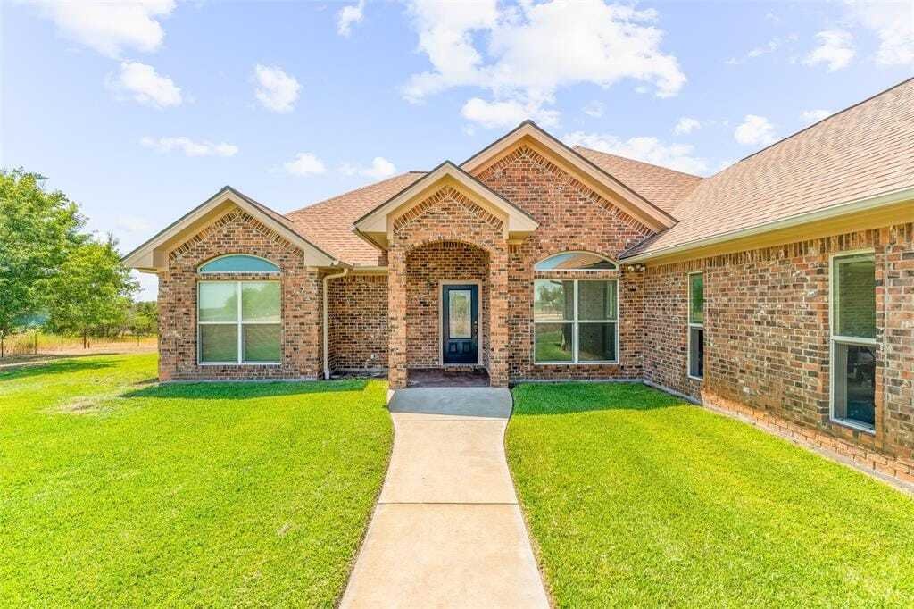Exquisite Home With Barn And Outbuildings On In Stephenville, Tx