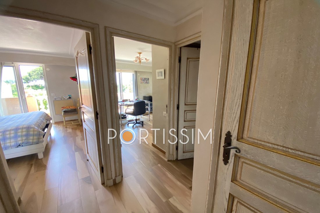 Villa in Saint-Laurent-du-Var, Provence-Alpes-Côte d'Azur, France 4 - 13608494
