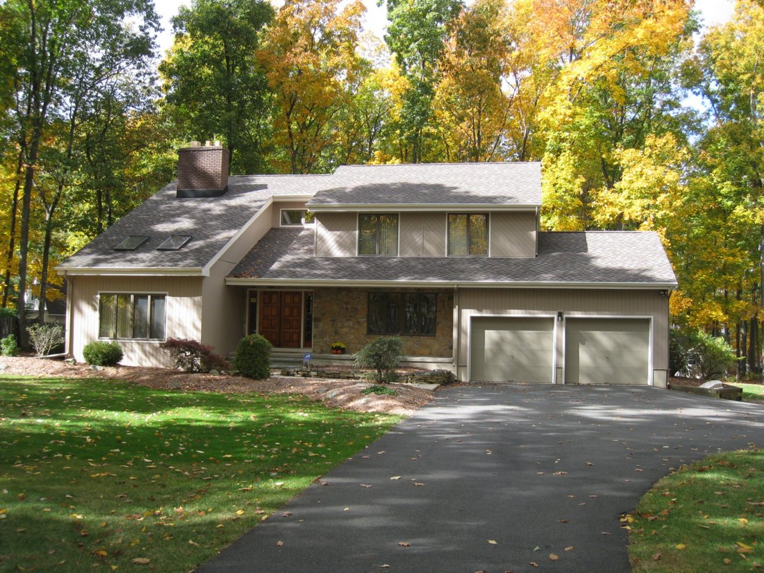 Contemporary Style Colonial In In Long Valley, New Jersey, United
