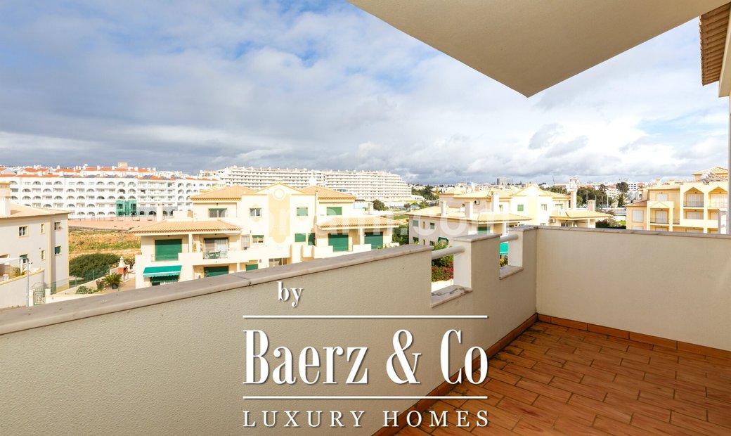 Detached House T2+3 For Sale In In Albufeira E Olhos De água, Portugal