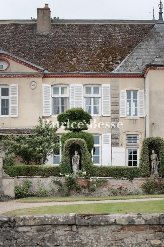 Whispers of Burgundy: A Hidden 18th-Century Château Veiled in Topiary and Time