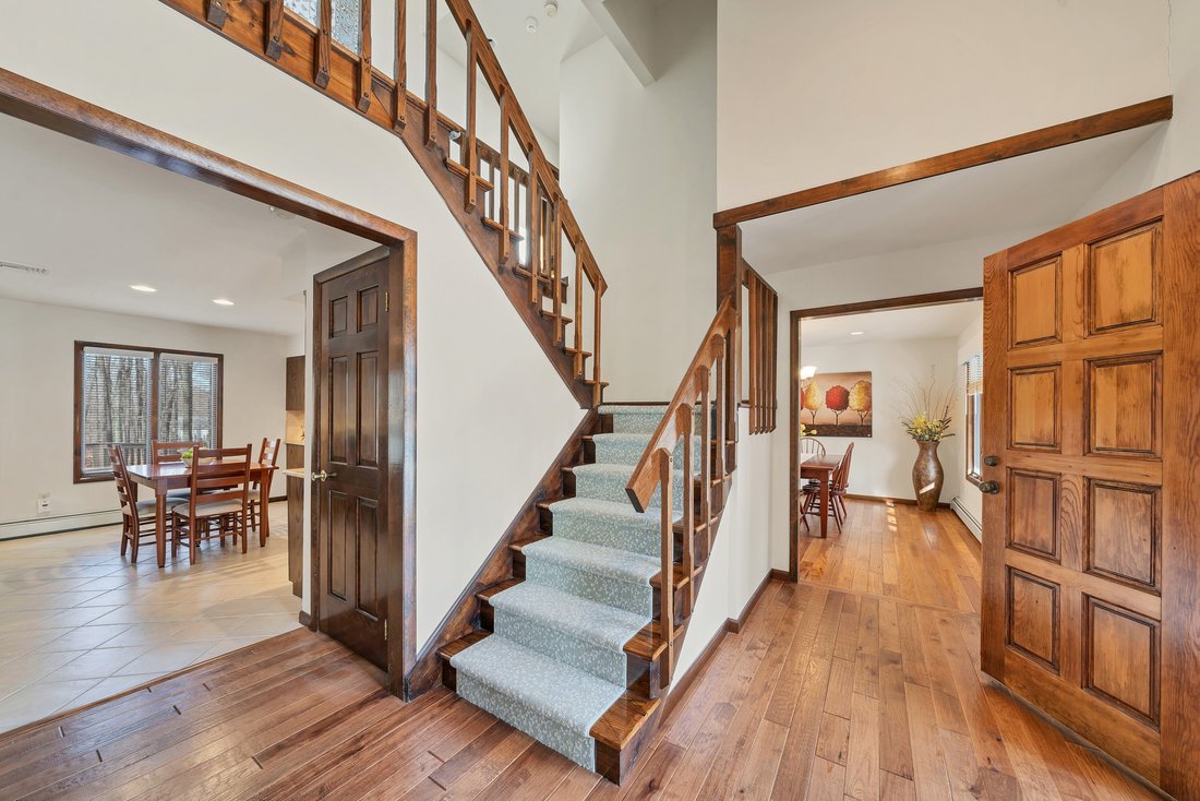 Contemporary Style Colonial In In Long Valley, New Jersey, United