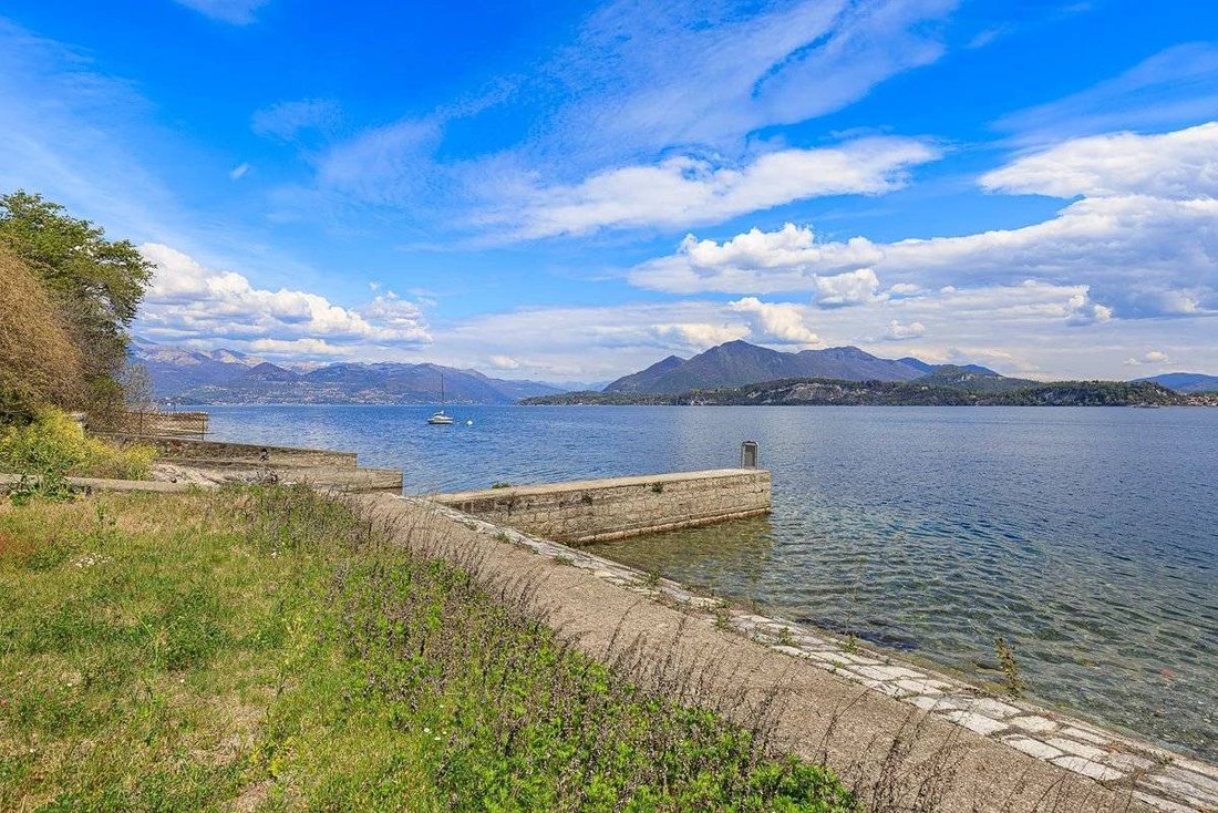Modern Lakefront Villa With A Large Terrace In Lesa, Piedmont, Italy