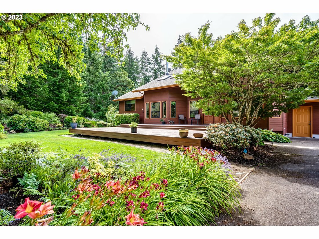 Secluded 12 Acre Estate With Modern In Junction City, Oregon, United