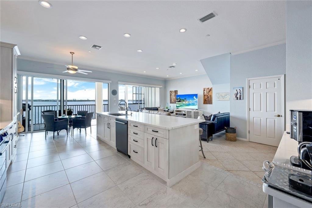 Visual Reference: Exquisite Two Story Riverfront Penthouse In Cape Coral Florida United