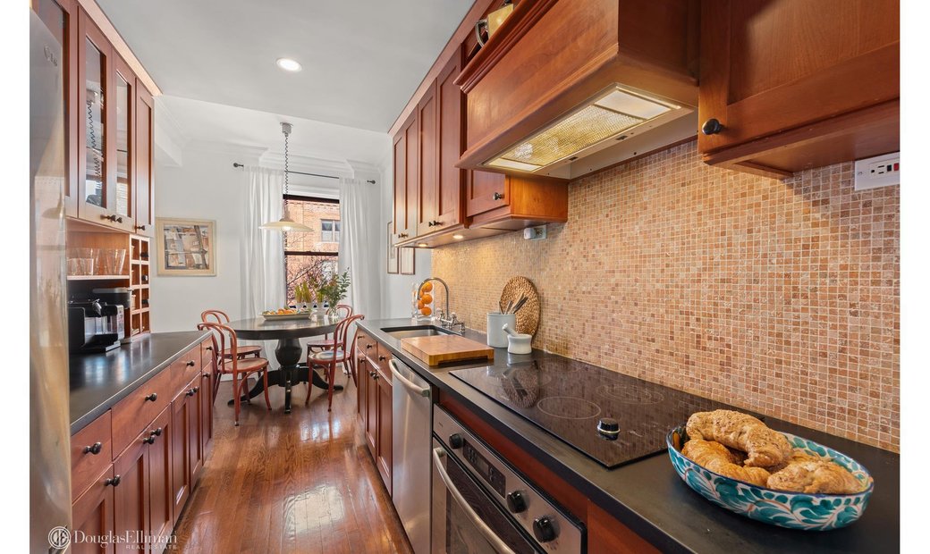 Coop Queens In New York, New York, United States For Sale (13627409)