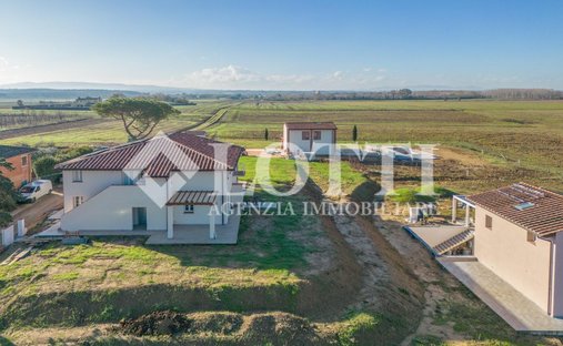 Country House in Ponsacco, Tuscany, Italy 1