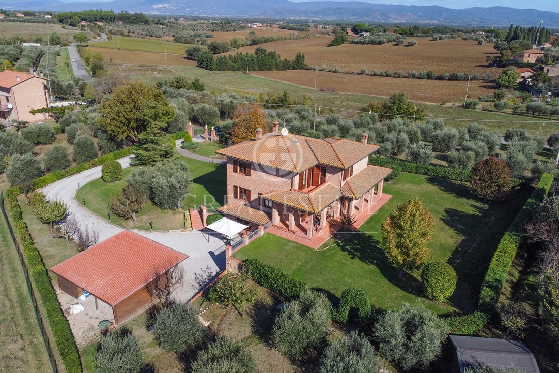 Estate in Castiglione del Lago, Umbria, Italy 1 - 13637357