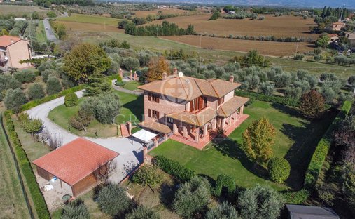 Estate in Castiglione del Lago, Umbria, Italy 1