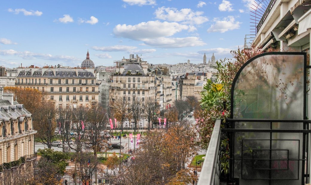 Avenue Montaigne. Pied Terre With Terrace In Paris le De