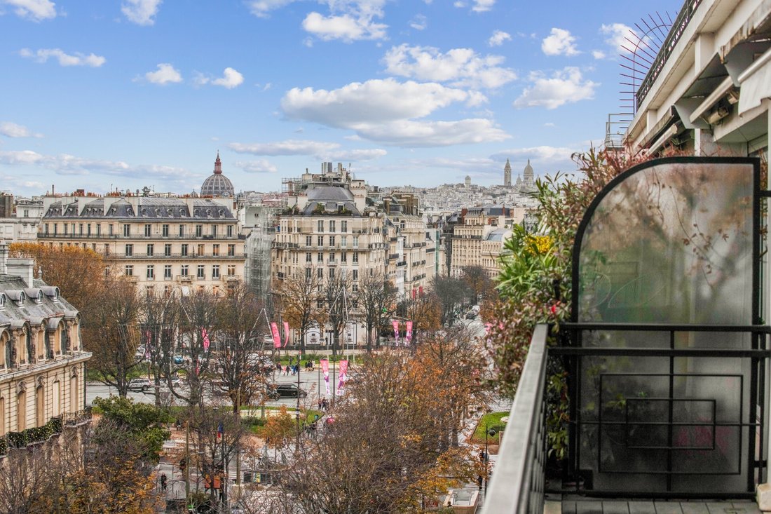 Avenue Montaigne. Pied Terre With Terrace In Paris le De