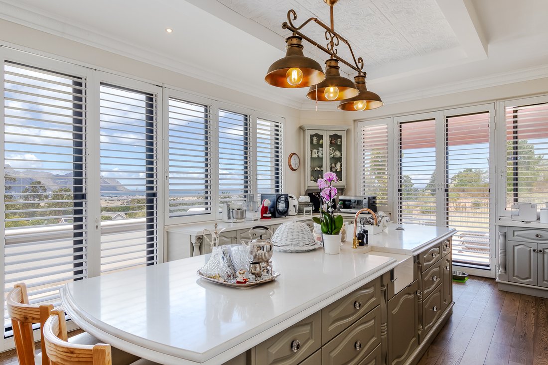 Estate in Sir Lowry's Pass, Helderberg, Cape Town 4 - 13638655