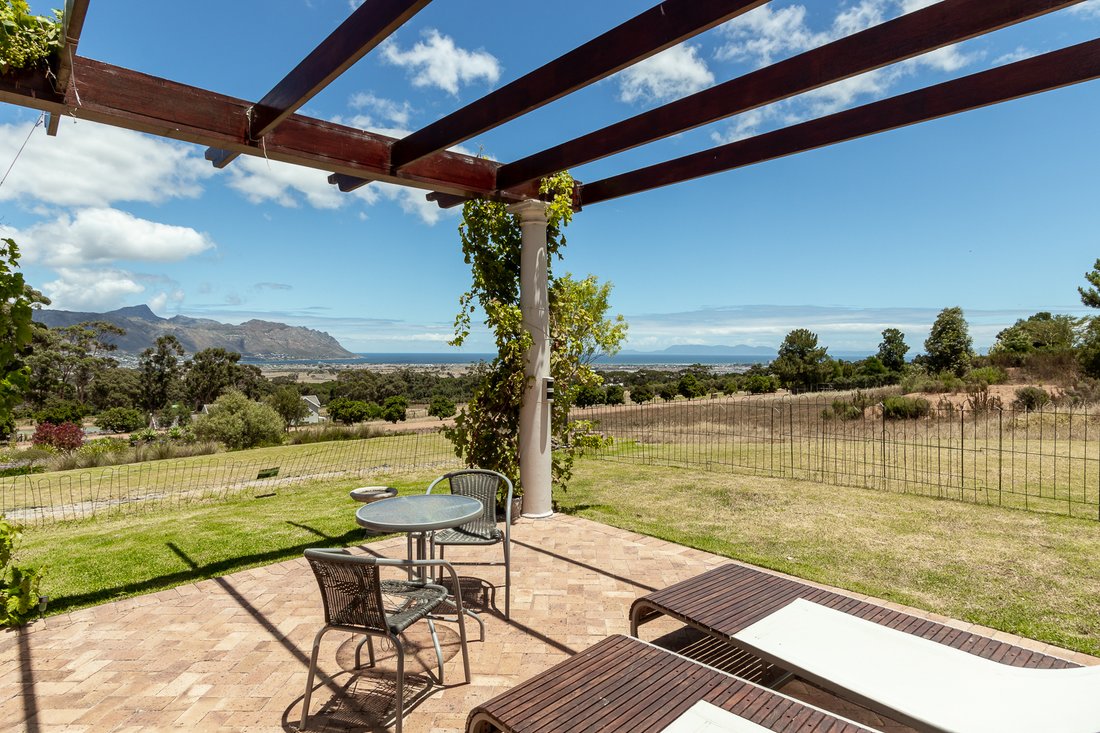 Estate in Sir Lowry's Pass, Helderberg, Cape Town 2 - 13638655