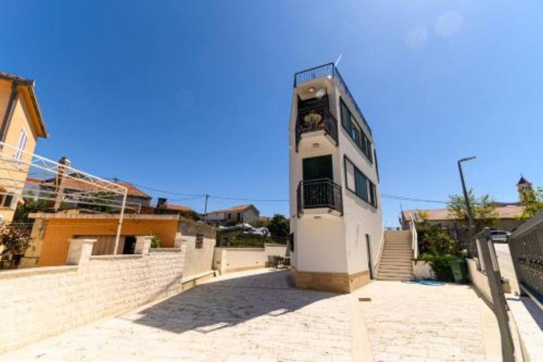 Villa in Okrug Gornji, Split-Dalmatia County, Croatia 2 - 12667559
