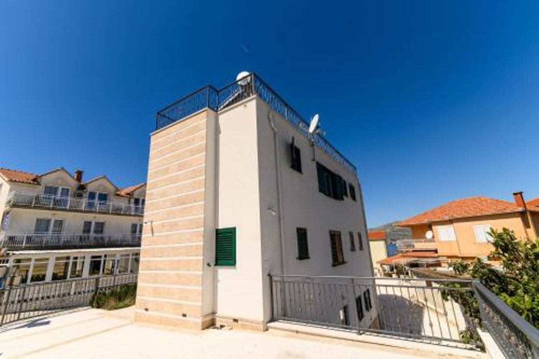 Villa in Okrug Gornji, Split-Dalmatia County, Croatia 1 - 12667559
