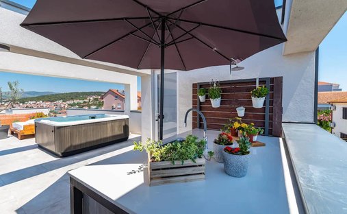 Villa in Okrug Gornji, Split-Dalmatia County, Croatia 1