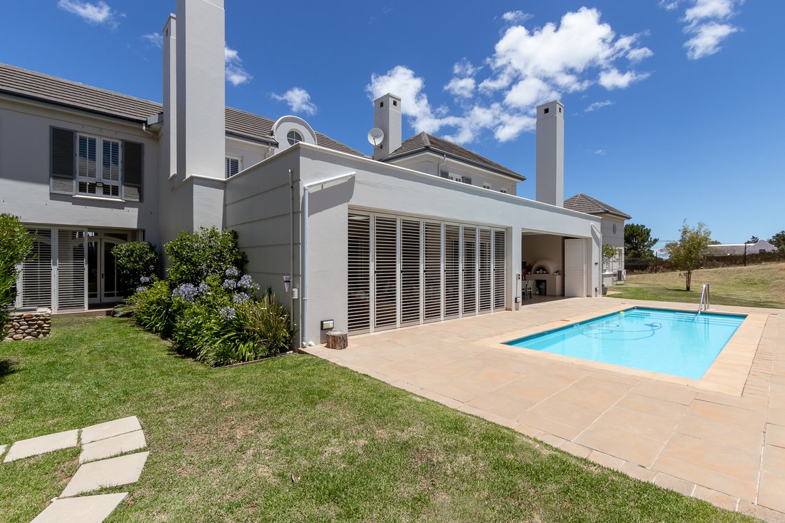 Estate in Sir Lowry's Pass, Helderberg, Cape Town 1 - 13638655