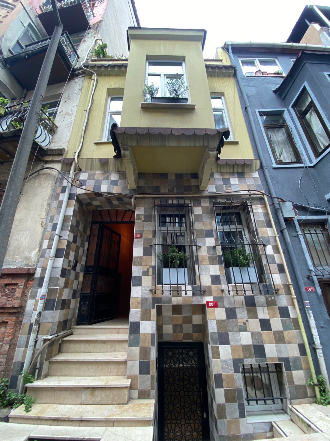Beyoglu Five Story Building In Beyoglu, Türkiye For Sale (13646476)