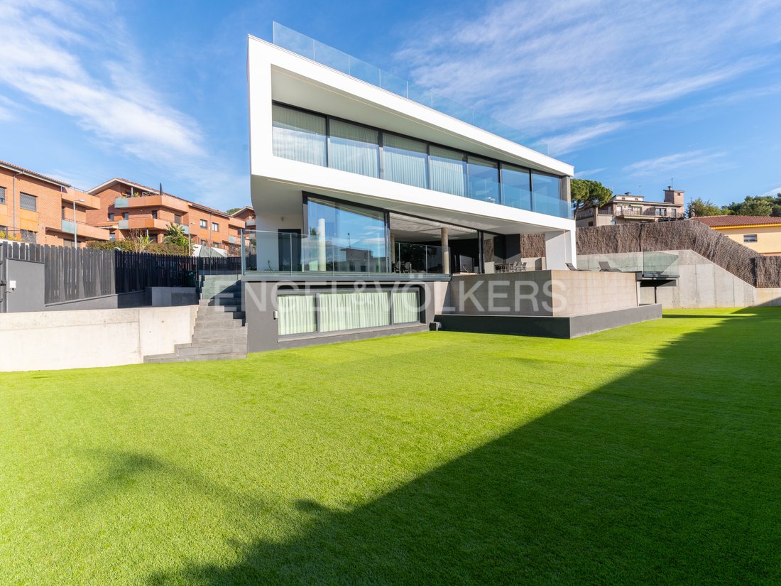 Spectacular Minimalist Design House In Mataró, Catalonia, Spain For