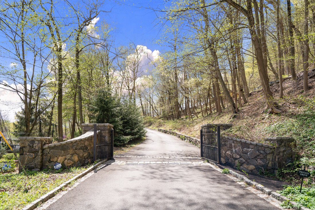 265 Mill River Road In Chappaqua, New York, United States For Sale