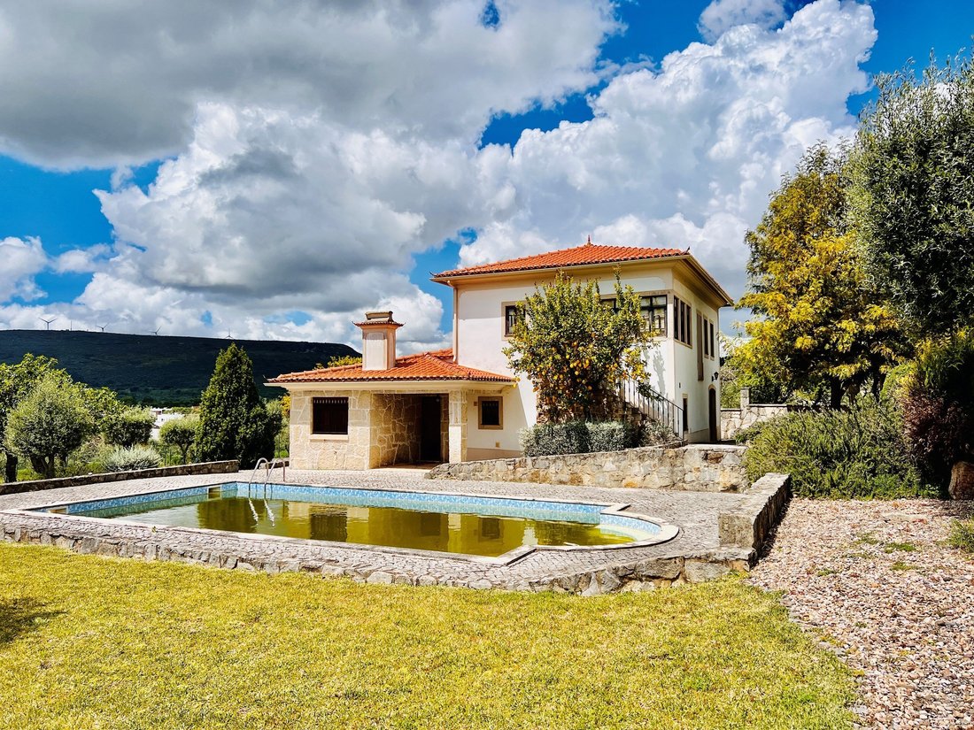 5 Bedroom Villa Rustica With Pool In In Alvaiázere, Leiria District