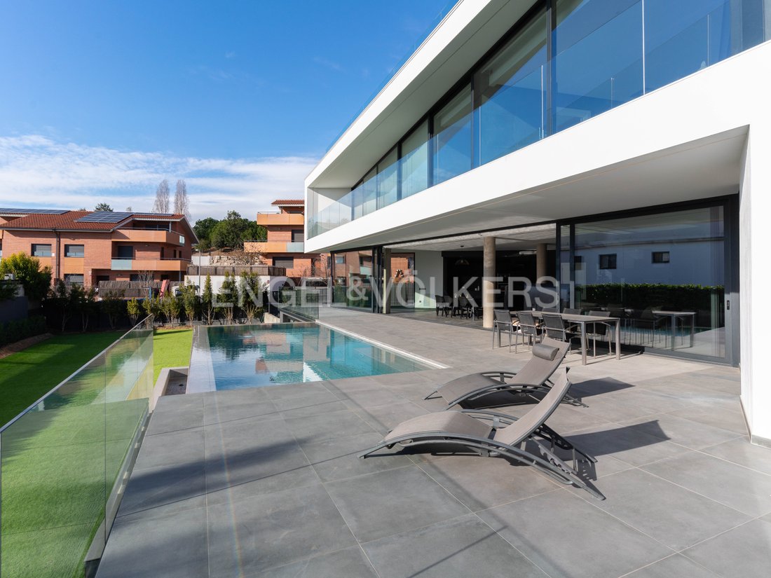 Spectacular Minimalist Design House In Mataró, Catalonia, Spain For