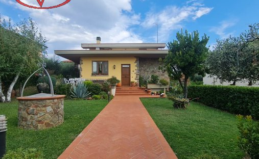 Villa in San Giustino Valdarno, Tuscany, Italy 1