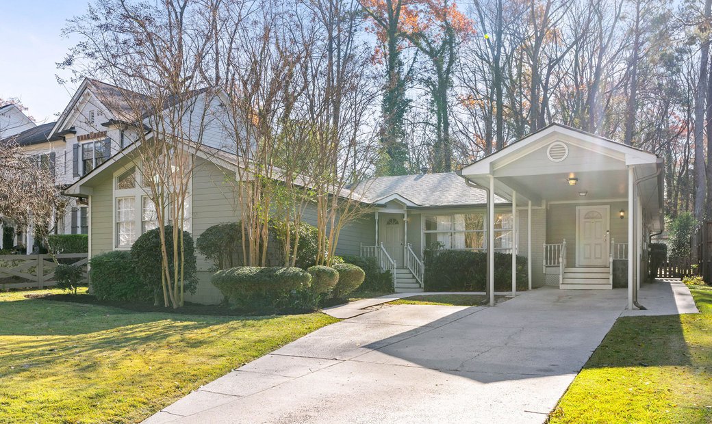 Charming Ranch Style Home Nestled In The In Brookhaven, United