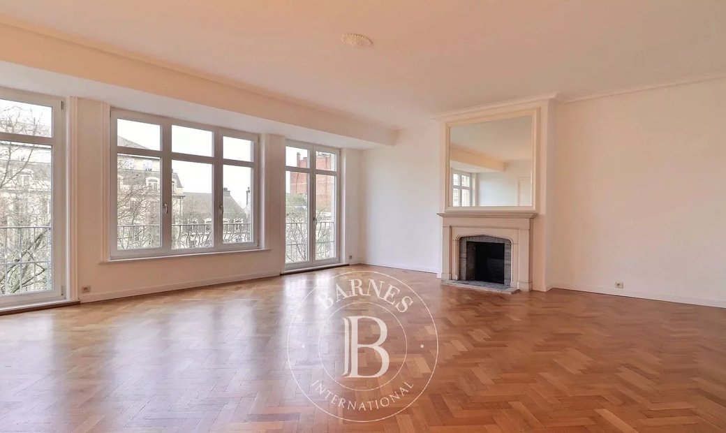 Avenue Louise 3 Bedroom Apartment + Terrace In Elsene, Brussels
