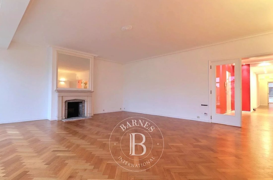 Avenue Louise 3 Bedroom Apartment + Terrace In Elsene, Brussels