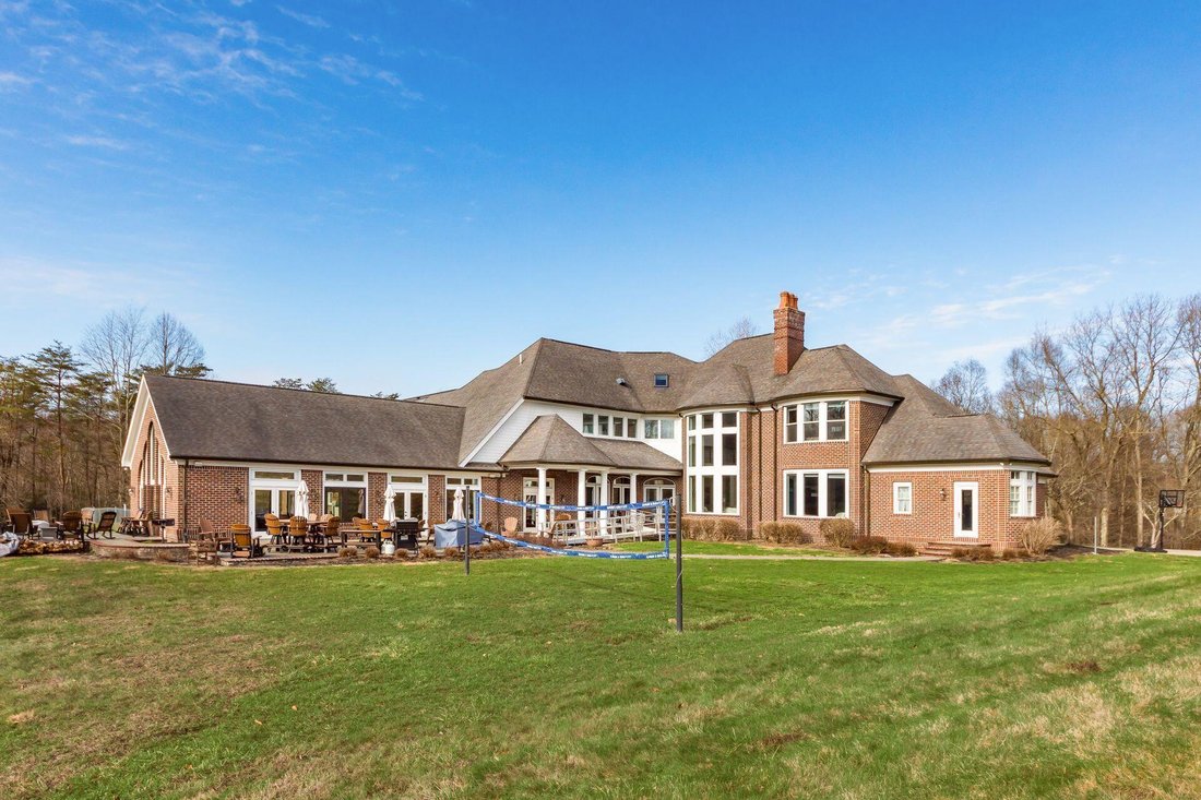 8 Bedrooms Single Family Detached In Rockbridge, Ohio, United States