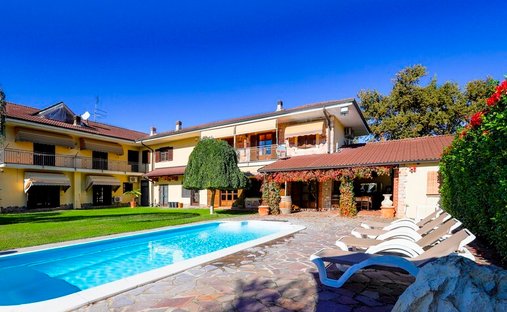Villa in Bruno, Piemont, Italien 1