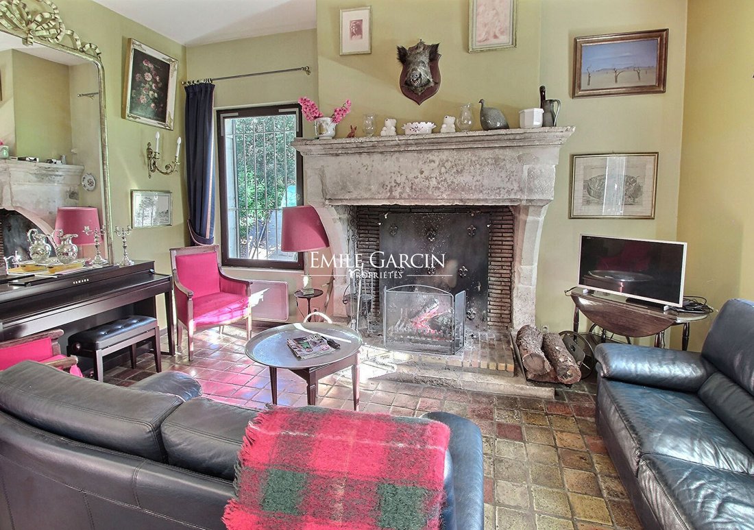 Farmhouse For Sale On 4.6 Hectares Of Land In An In Uzès, Occitanie