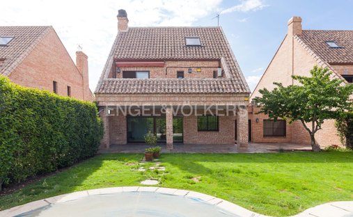 Luxury homes with tennis court for sale in Villanueva del Pardillo