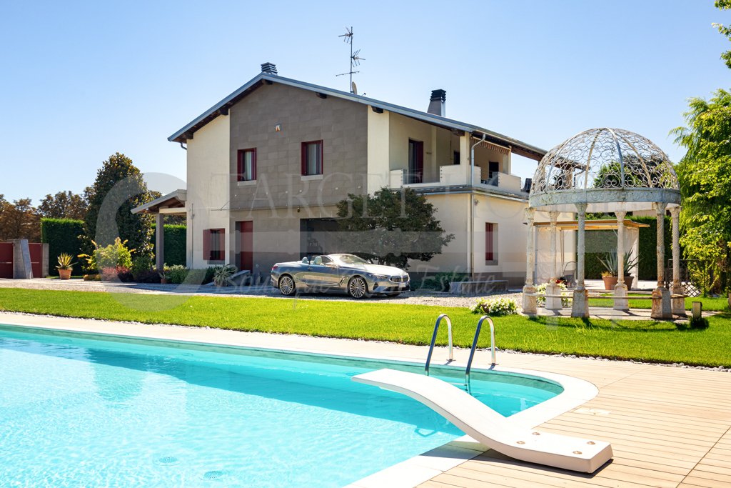 Villa in Robecco sul Naviglio, Lombardy, Italy 1 - 12044638