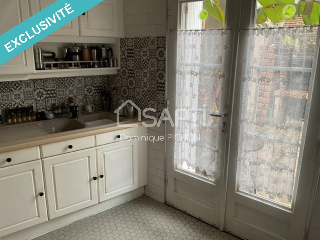 Maison De Ville In Neuville Sur Oise, île De France, France For Sale